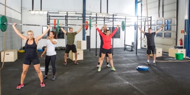Ile kalorii spala się podczas crossfitu? Sprawdź, co musisz wiedzieć Ile kalorii spala się podczas crossfitu? Sprawdź, co musisz wiedzieć