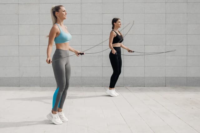 Najlepsza skakanka do crossfitu – jak wybrać idealny model dla siebie Najlepsza skakanka do crossfitu – jak wybrać idealny model dla siebie