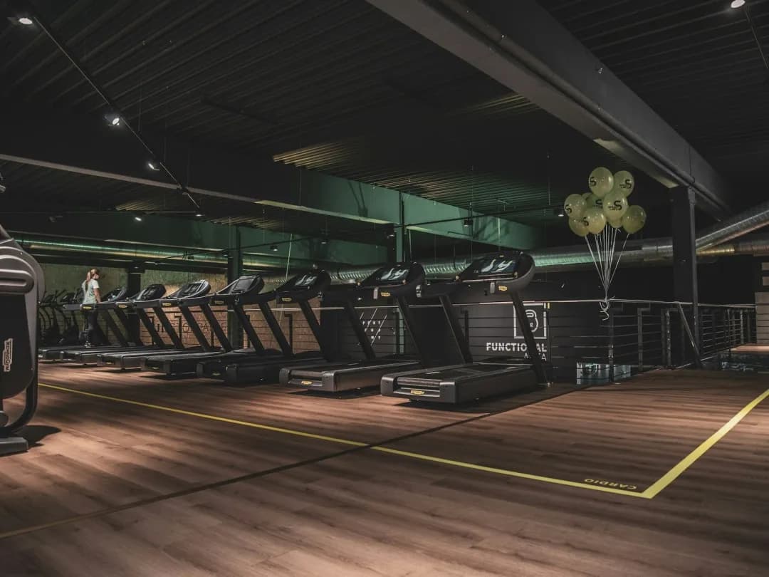 Jak włączyć bieżnię w siłowni - proste kroki dla początkujących Jak włączyć bieżnię w siłowni - proste kroki dla początkujących